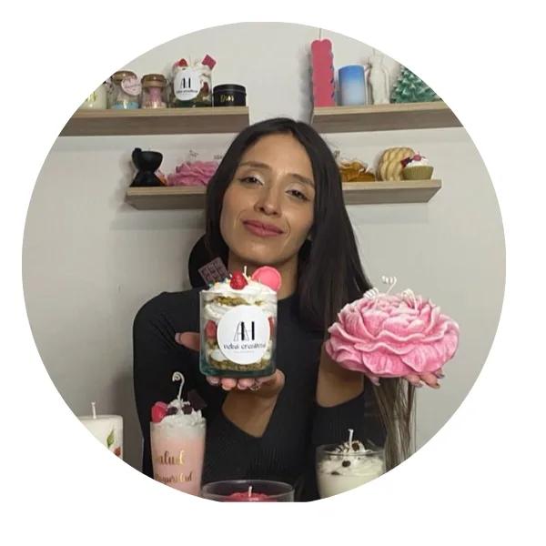 Andrea Barrera sosteniendo una de sus velas