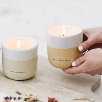 Velas en recipientes de cerámica