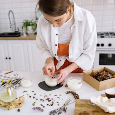 Mujer elaborando velas en su mesa