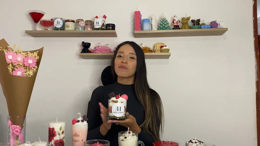 Andrea con su mesa de velas artesanales